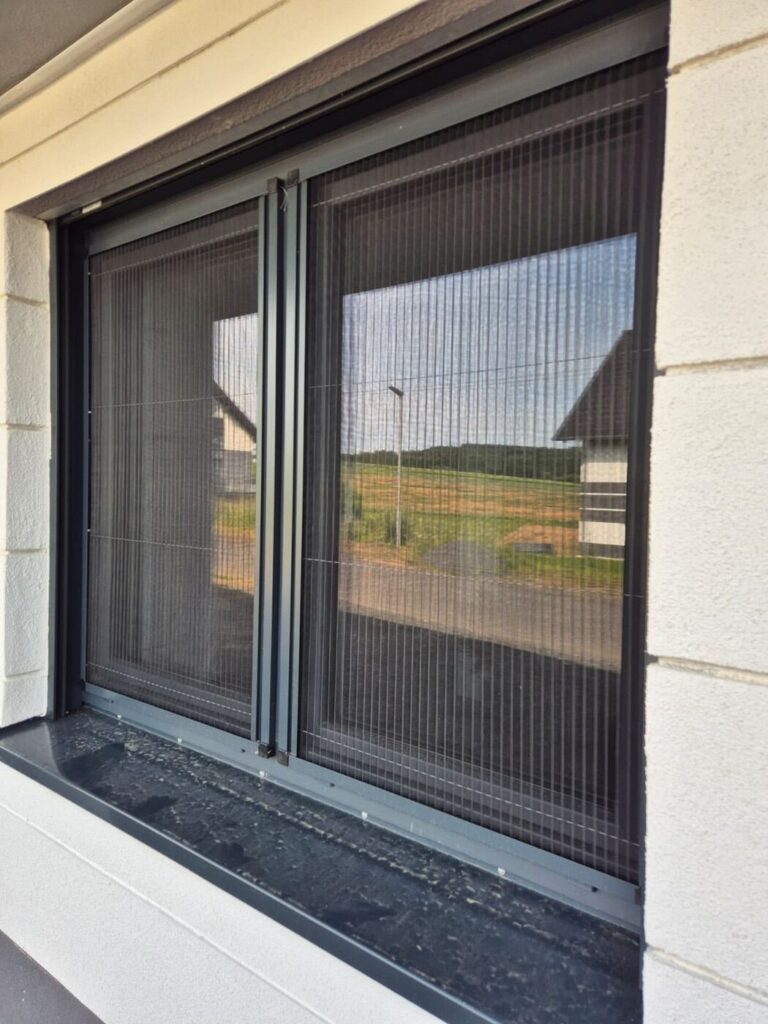 Insektenschutzgitter aus Aluminium millimetergenau in einen Fensterrahmen eingesetzt