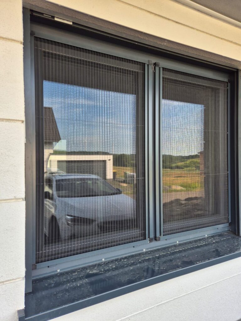 Zwei nebeneinander liegende Fenster mit passgenauen Insektenschutzrahmen