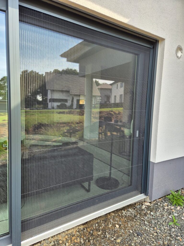 Mehrteilige Insektenschutz-Schiebetür an einer Terrassenfront